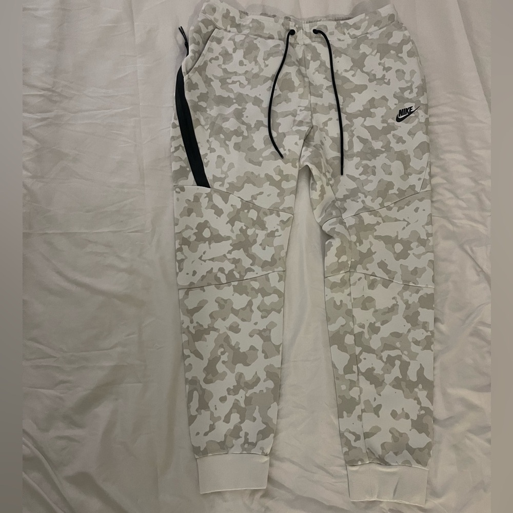 Nike Mens Camo Sweatpants - White and Gray